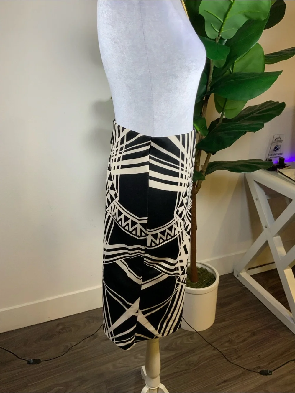 BCX Black & Cream Geometric Midi Pencil Skirt